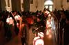  Mädchen und Jungen ziehen am Montagabend mit ihren selbstgebastelten Laternen in die Kirche St. Verena ein.