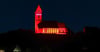 In Rot getaucht für „Alarmstufe Rot“, die Bussen-Wallfahrtskirche am Montag Abend bis tief in die Nacht.