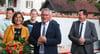 Der im Amt bestätigte Bürgermeister Jürgen Schell (Mitte) freute sich mit seiner Frau über das Wahlergebnis. Kreisdezernent Manfred Storrer (rechts) bezeichnete dieses als „überzeugend“.