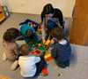  Einrichtungsleiterin Julia Leicht spielt mit den Kindern.