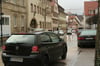 Viele Bürger Lauchheims sind der Meinung, Parkplätze vor der Pfarrkirche (rechts) sollen wegfallen, weil sie den Verkehr in der Hauptstraße behindern.