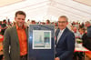Von Bürgermeister Bruno Walter (rechts) gibt es zum Jubiläum ein Bild der Tettnanger Künstlerin Katharina Gluche für ifm-Geschäftsführer Martin Buck (links).
