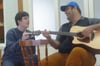 Die Pandorga ist eine Einrichtung für autistische Kinder und Jugendliche in Brasilien. Hier lässt ein Lehrer einen Schüler Musik fühlen.