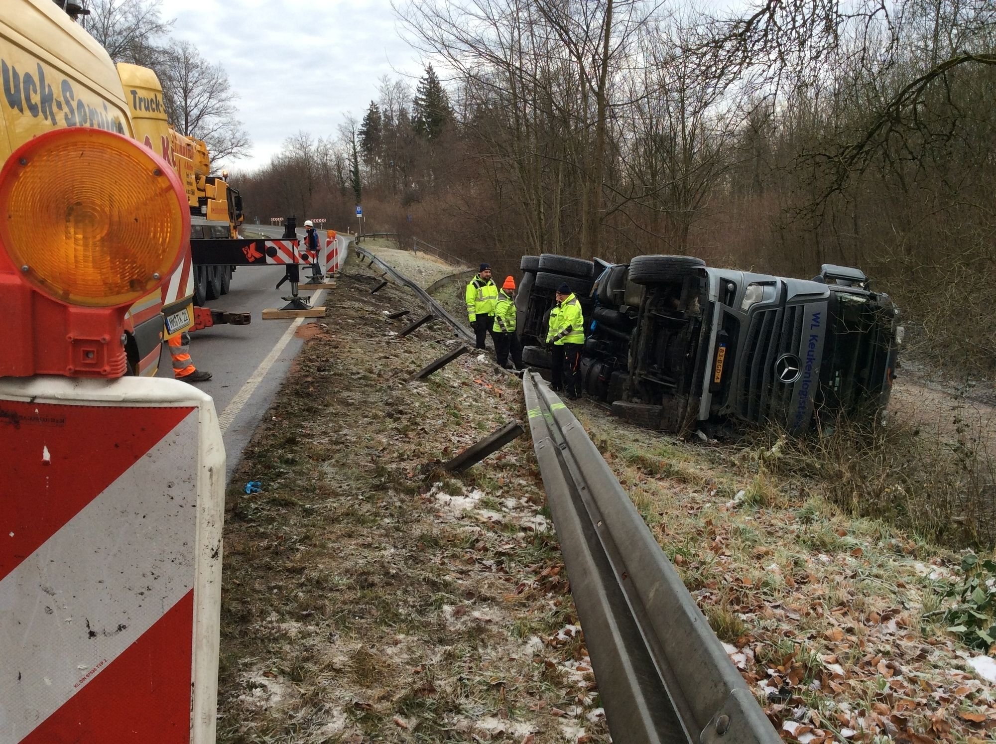 Nach Lkw-Unfall Auf Der B30: Straße Ist Nun Wieder Befahrbar