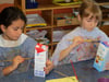  Die Kinder im Kindergarten St. Nikolaus bemalen leere Milchtüten und machen sich Gedanken zur Müllvermeidung.