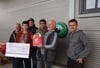 Hartmut Halder, Brigitte Fischer, Philipp Halder, Bürgermeister Burth, Andreas Kiwitz und Christoph Metzler zeigen stolz den neuen Defibrillator beim Feuerwehrhaus in Blönried.