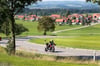 Wenn Idylle, Wohnbebauung und Motorradlärm aufeinander prallen: Der Anstieg zum Ratzeberg zwischen zwischen Mellaz (im Tal) und Lindenberg (Landkreis Lindau) ist bei Kradfahrern beliebt.