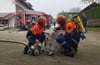 Die jungen Feuerwehrleute arbeiten Hand in Hand und meistern so ihre Übung mit Bravour.