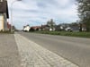  Für den Bau eines Gehwegs entlang der Ortsdurchfahrt in Völlkofen kann die Gemeinde einen Förderantrag stellen.
