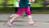 Training an der frischen Luft: Durch Ausdauersport wie Nordic-Walking oder Jogging erhält der Körper ausreichend Sauerstoff, um gesund zu bleiben. Foto: Lukas Schulze