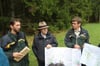  Forsteinrichter Tom Drabinski, Rietheim-Weilheims Bürgermeister Jochen Arno und Revierleiter Andreas Fink (von links) schauen sich den Gemeindewald an.