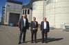 Vor dem Holzkraftwerk in Senden: Jochen Sautter, Gerd Nüßlein und Herbert Heinz.