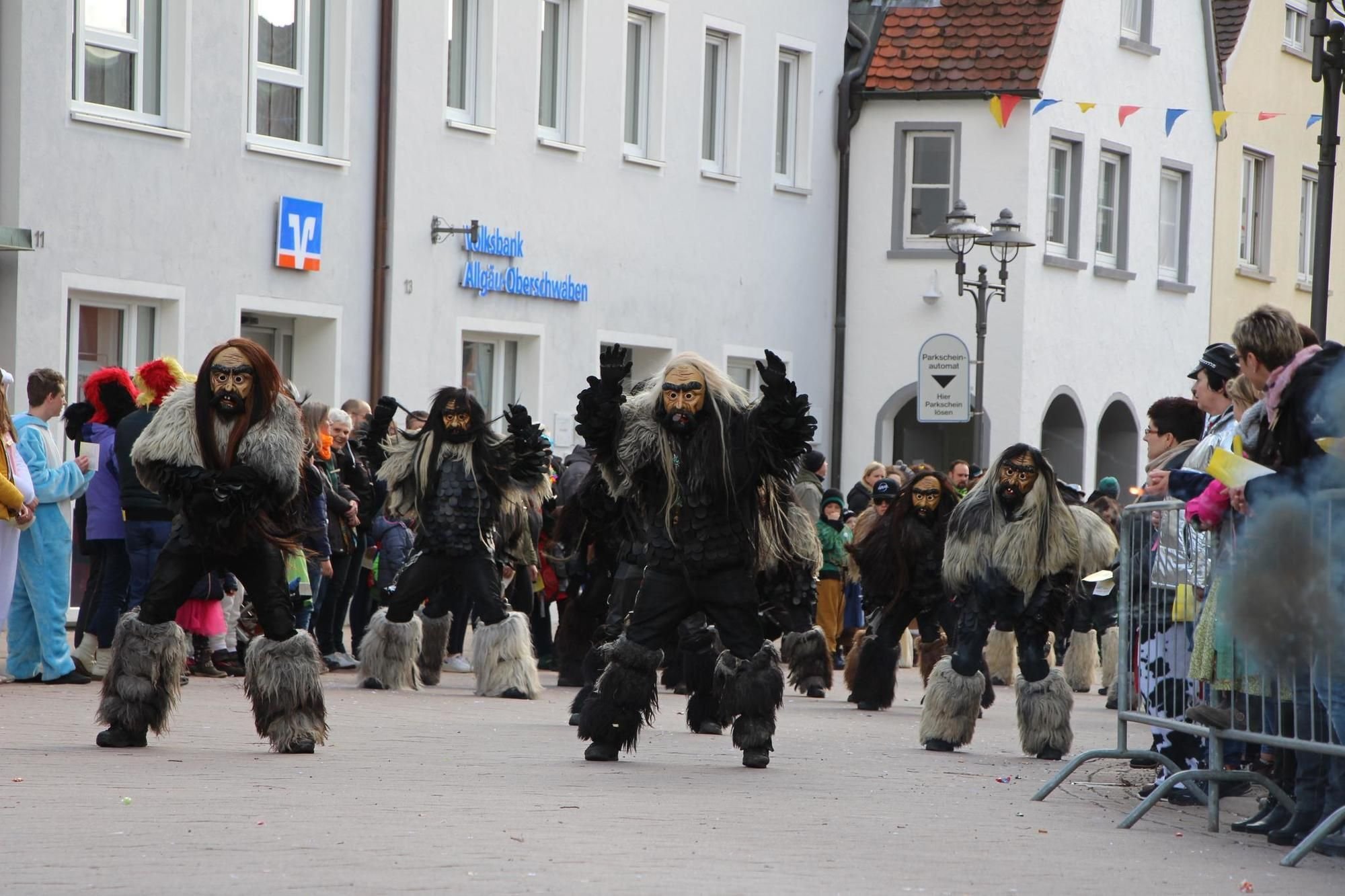 Narren Stürmen Durch Bad Wurzach