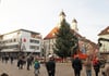  Seit Dienstagnachmittag steht der Weihnachtsbaum auf dem Marktplatz. Bisher aber ungeschmückt.