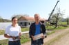 Stefan Grundner hat Ziegelsteine vom ehemaligen Maucher-Hof besorgt und Marie Fink hilft tatkräftig auf der Baustelle mit.