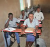  Schüler des Lycée Béthelehem in Piéla sitzen im Unterricht. In den oberen Klassen lernen sie Deutsch als zweite Fremdsprache.