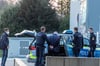 Im Rewemarkt in Bodolz-Enzisweiler hat ein mit Corona verdächtigter Mann die Auslagen bespuckt und wird von der Polizei abgeführt.