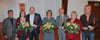  Schützendirektion Rainer Fuchs (links) verabschiedet die drei neuen Ehrenmitglieder (von links) Berthold Schick mit seiner Frau Charlotte, Roland Wersch mit seiner Frau Claudia und Anne Ottenbacher-Hopf mit ihrem Mann Peter Hopf.