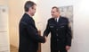  Polizeipräsident Bernhard Weber (links) hieß Polizeihauptkommissar Guntram Rößler als neuen Revierchef Riedlingens willkommen.