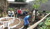  Ein neues Projekt in „Nouvelle Espérance“ in der Pfarrgemeinde von Buyenzi: Jugendliche und Frauen legen einen neuen Garten an.