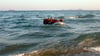Migranten steuern in einem Schlauchboot auf die griechische Insel Kos zu. Die EKD will mit einem eigenen Schiff zur Seenotrettung im Mittelmeer aufbrechen. Foto: Santi Palacios/Archiv