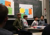  In Gruppen stellen die Schüler ihre Rechercheergebnisse zum Thema Cybermobbing vor.