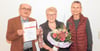Karl-Heinz Jaekel (links), Abteilungsleiter Sozialarbeit, und Sigrid Danckert (rechts), Leitung Gesundheitsprogramme, ehren Marlene Jäger (Mitte) für 25 Jahre im Ehrenamt als Übungsleiterin.