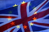 Britischer Union Jack vor Europa-Flagge: Wenn es am Jahresende wirklich einen harten Brexit geben sollte, käme er genau dann, wenn die Wirtschaft nach der Coronakrise wieder anziehen dürfte.