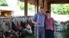 Sven Lorenz und seiner Frau vor seinen Kühen.