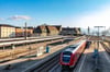 Fahrgäste können nach Fertigstellung der Elektrifizierung unter deutlich mehr Zugverbindungen vom Lindauer Bahnhof nach München auswählen. Das gilt aber erst ab Dezember 2021.