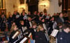  Der gemischte Chor und das Akkordeonorchester zeigen in der Wallfahrtskirche in Hohenstadt ihr Können.