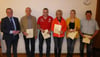  Bürgermeister Benedikt Buggle (links) konnte Konrad Welte, Hariold Dekarz, Roswitha Lehr, Marina Zeidler und Bernd Preißer (v. l.) für ihre Jubiläumsblutspenden auszeichnen.