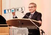Neujahrsempfang 2020: Bürgermeister Bruno Walter hält ein TT-Nummernschild hoch, das ihm Landrat Wölfle geschenkt hatte.
