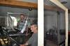 Musikschulleiter Reinhold Gruber hinter der Plastikfolie und sein Stellvertreter Michael Reiter am Instrument demonstrieren, wie Klavierunterricht in Corona-Zeiten vonstatten geht.
