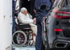 Der emeritierte Papst Benedikt XVI. wird mit einem Rollstuhl in einen Bus geschoben. Der gebürtige Bayer besucht seinen schwer kranken Bruder in Regensburg.