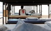 ARCHIV - Ein Flüchtling sitzt am 10.10.2014 in München (Bayern) in einem Unterkunftszelt am Internationalen Jugendübernachtungscamp am Kapuzinerhölzl in seinem Bett.    (zu «dpa-Umfrage in den Bundesländern zur Flüchtlings-
unterbringung» vom 04.