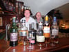  Auf ihre Whisky-Auswahl sind sie stolz im Pub. So viele verschiedene und auch seltene Whiskys gibt es so schnell nicht wieder, finden Mario Kreuz und Andreas Müller vom irisch-schottischen Kulturverein, der die Kneipe betreibt.