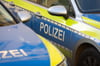 Mehrere Polizisten überwältigen einen Mann, der in Sigmaringen seine Mutter im öffentlichen Bus angreift.