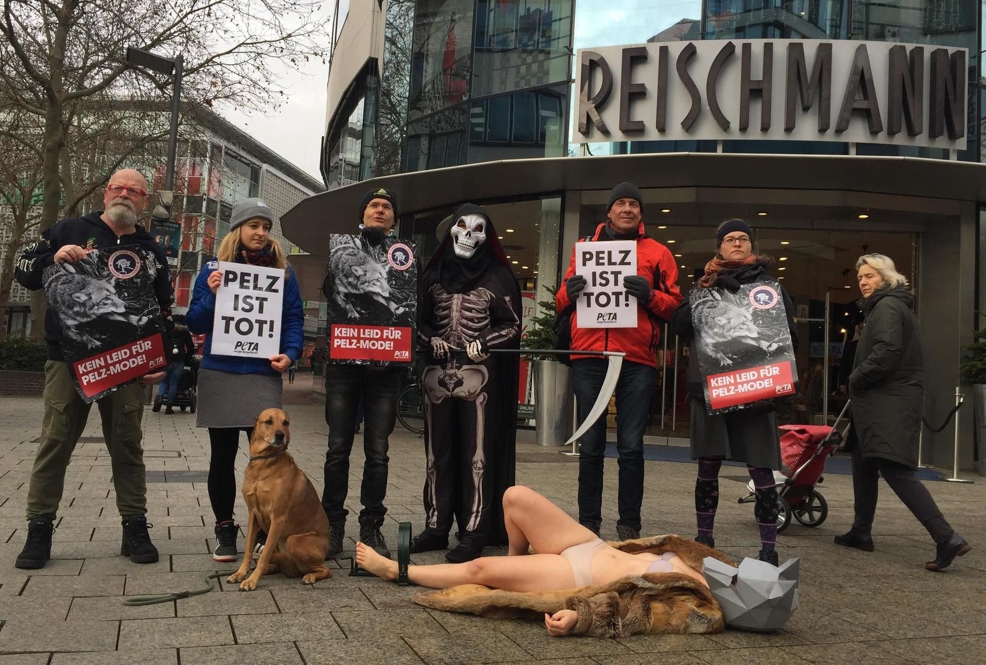 Anti-Pelz-Demo der Tierrechtsorganisation CAFT vor der Filiale von