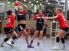  Die Damen der HSG Nendingen/Tuttlingen/Wurmlingen (NTW) feierten in der Handball-Landesliga einen erfolgreichen Saisonstart. Die MTG Wangen wurde deutlich mit 30:21-Toren bezwungen. Dabei steuerte Cara Riester (beim Wurf) acht Tore bei, Lena Tröger (9)
