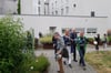  Stadtgärtner Jens Wehner (rechts) und der städtische Umweltbeautfragte Thomas Lehenherr (2.v.r) beim Rundgang mit der Jury durch Bad Saulgau am 11. Juli
