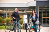 Sie setzen bei der Fahrt zur Arbeit schon aufs Fahrrad: die beiden ODR-Mitarbeiter Moritz Feil und Carolin Wolf.