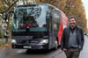  Wird er der neue VfB-Chef? Claus Vogt posiert schon mal vor dem Stuttgarter Mannschaftsbus.