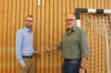  Die Spalten zwischen den Holzpaneelen in der Sandbühlhalle Sigmaringen sind um einige Millimeter zu breit: Pressesprecher Tobias Kolbeck (links) und der Fachbereichsleiter Liegenschaften Helmut Göppel-Wentz überlegen jetzt, was zu tun ist.