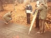 Das Geometerteam beim Ausmessen des 48. Breitegrades im Jahr 1985; Paul Eisele (rechts) am Theodliten.