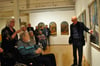  Kurator Dr. Uwe Degreif führte die Kunstinteressierten durch die Ausstellung „Ins Licht gerückt – Künstlerinnen“ im Biberacher Museum.