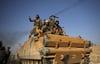 Von der Türkei unterstützte syrische Kämpfer auf einem gepanzerten Fahrzeug nahe Tal Abyad in Nordsyrien.