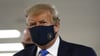 Kopie von Donald Trump trägt während seines Besuches im Walter-Reed-Militärkrankenhaus einen Mund-Nasen-Schutz. Foto: Patrick Semansky/AP/dpa