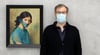  Markus Schinwald benutzte die Maske in der Kunst schon weit vor der Corona-Pandemie. Unser Bild zeigt den österreichischen Künstler mit „Grita“ von 2010 im Kunsthaus Bregenz.