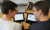  Tablet anstelle eines Schulhefts: In der Anne-Frank-Realschule ist ein neues Pilotprojekt an den Start gegangen.